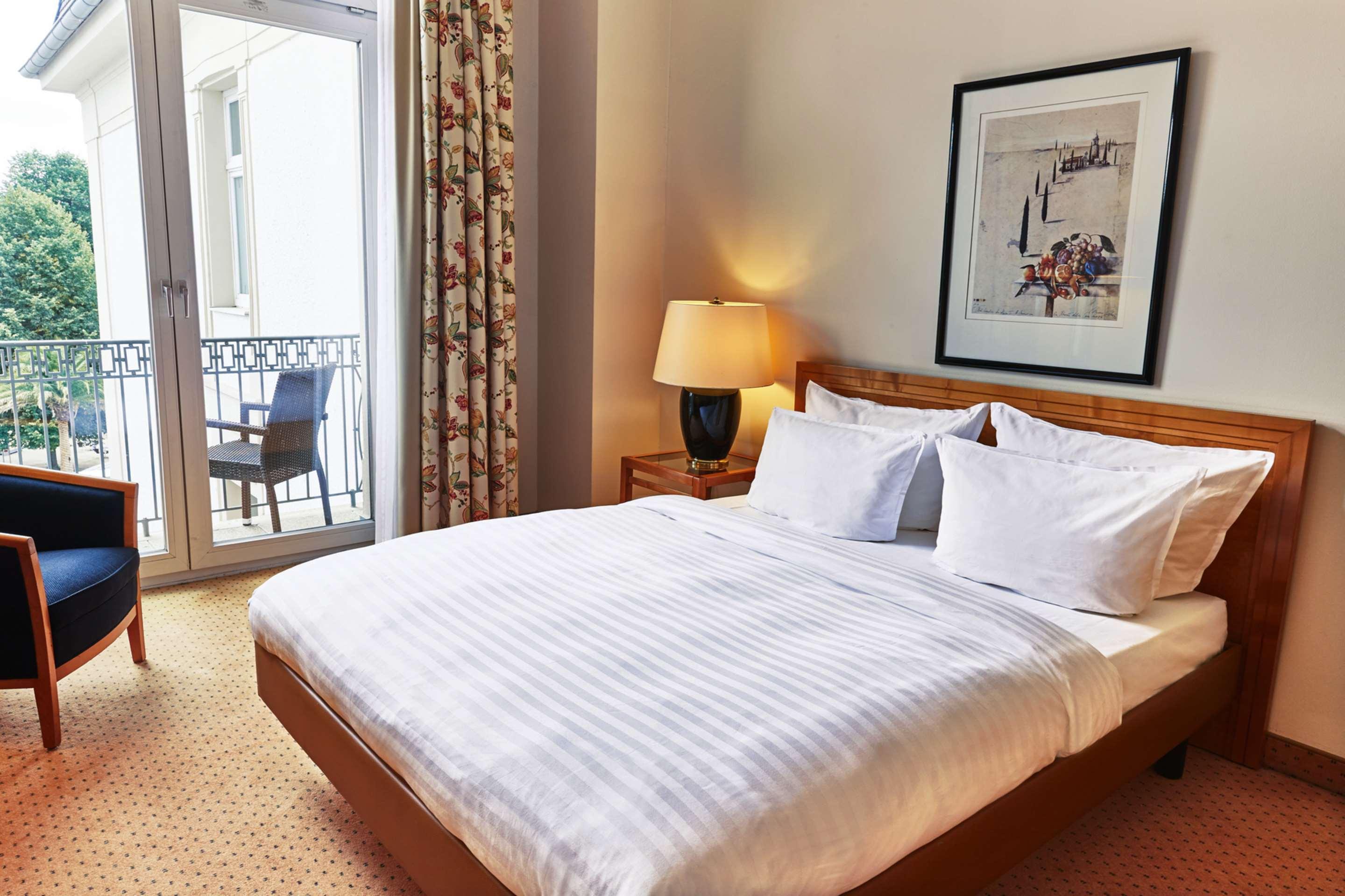 Steigenberger Hotel & Spa Bad Pyrmont Ngoại thất bức ảnh A guest room at the hotel