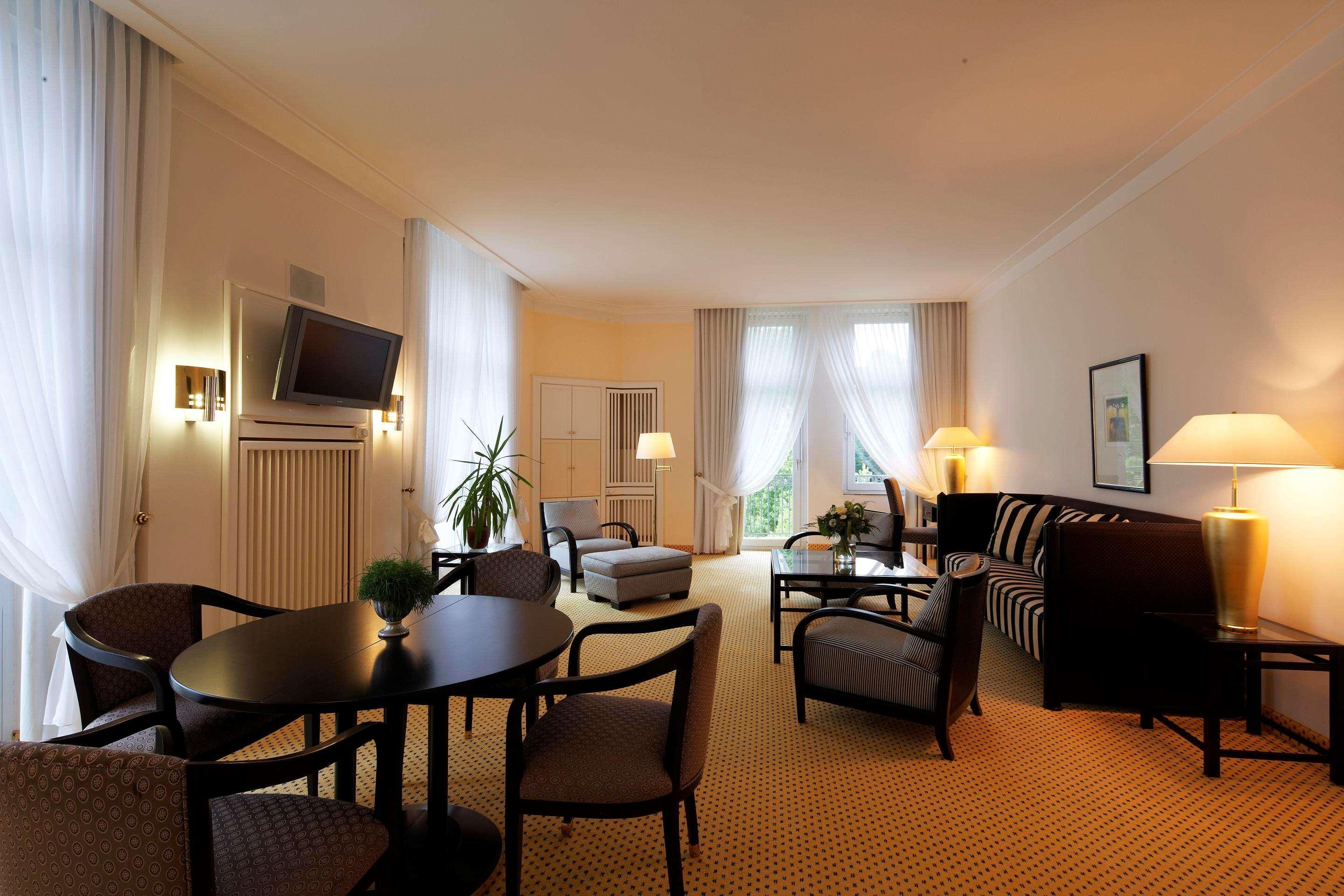 Steigenberger Hotel & Spa Bad Pyrmont Ngoại thất bức ảnh A suite at the Hotel de Saxe